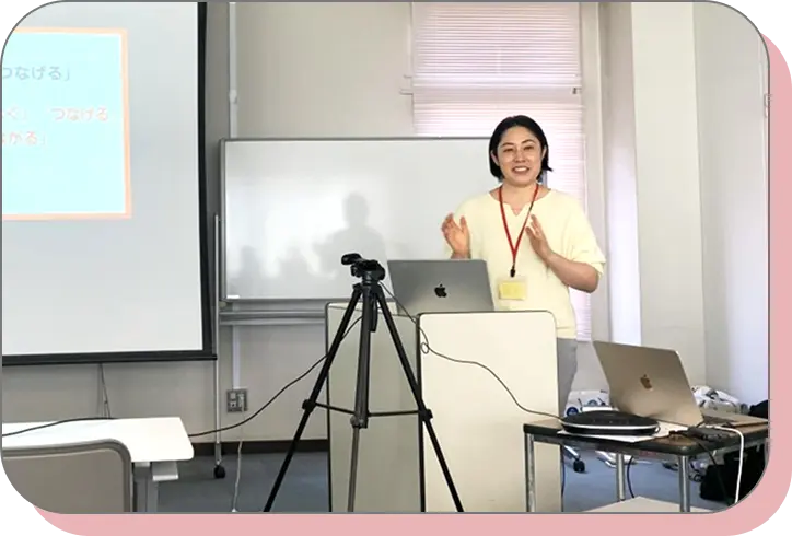 ミーティングで情勢が説明している写真