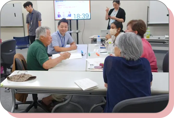 ミーティングでの意見交換の写真