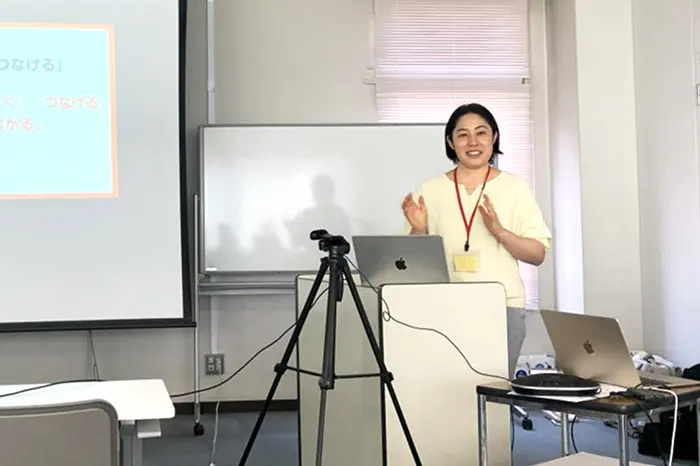 ミーティングで前に立って説明している写真